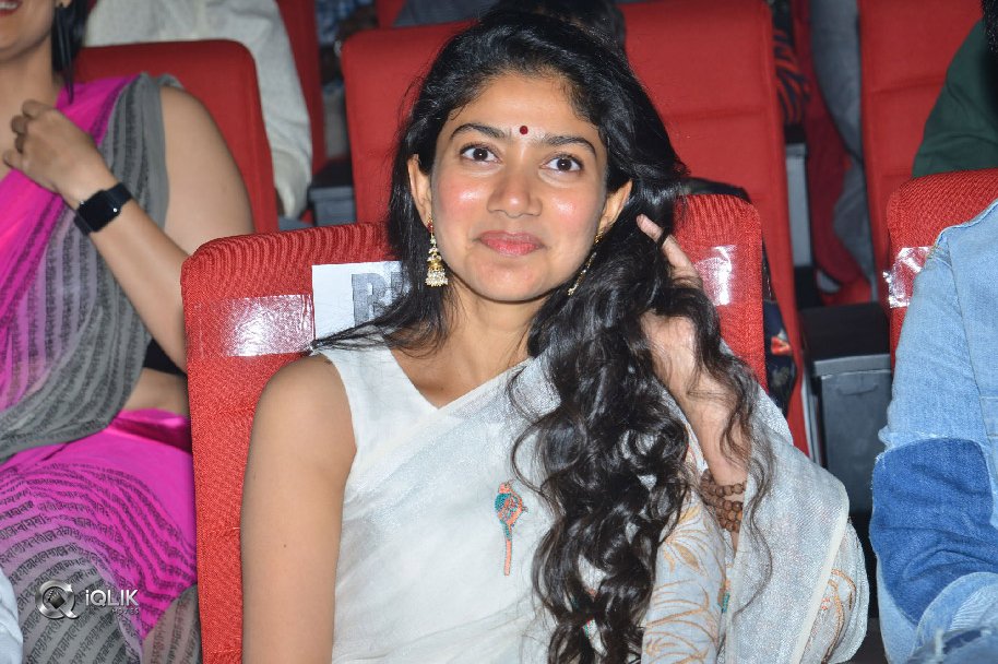 Sai-Pallavi-at-Padi-Padi-Leche-Manasu-Movie-Pre-Release-Event